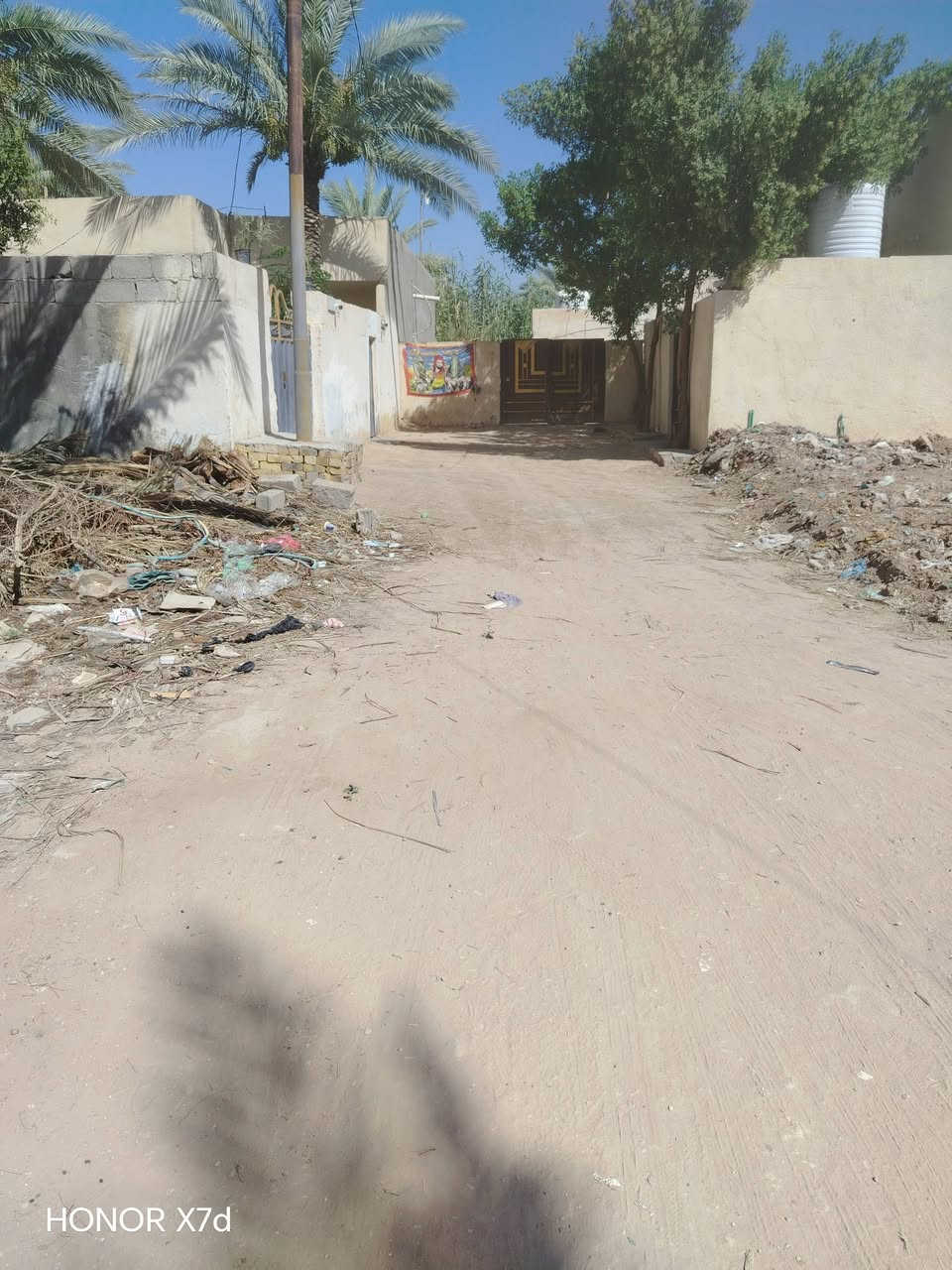 سلام عليكم قطعه أرض البيع مساحة١٠٠ متر سند ٢٥ تحول بسم المشتري العنوان كربلاء طريق بغداد عمود ٥٢ وتنزل ٢كيلو تبليط خدمات ماء كهرباء مولد شارع سعر ١٨  ولله كلش مناسبه  ترهم مراوس بسيارة  عادي ستفسار عل رقم ***********
