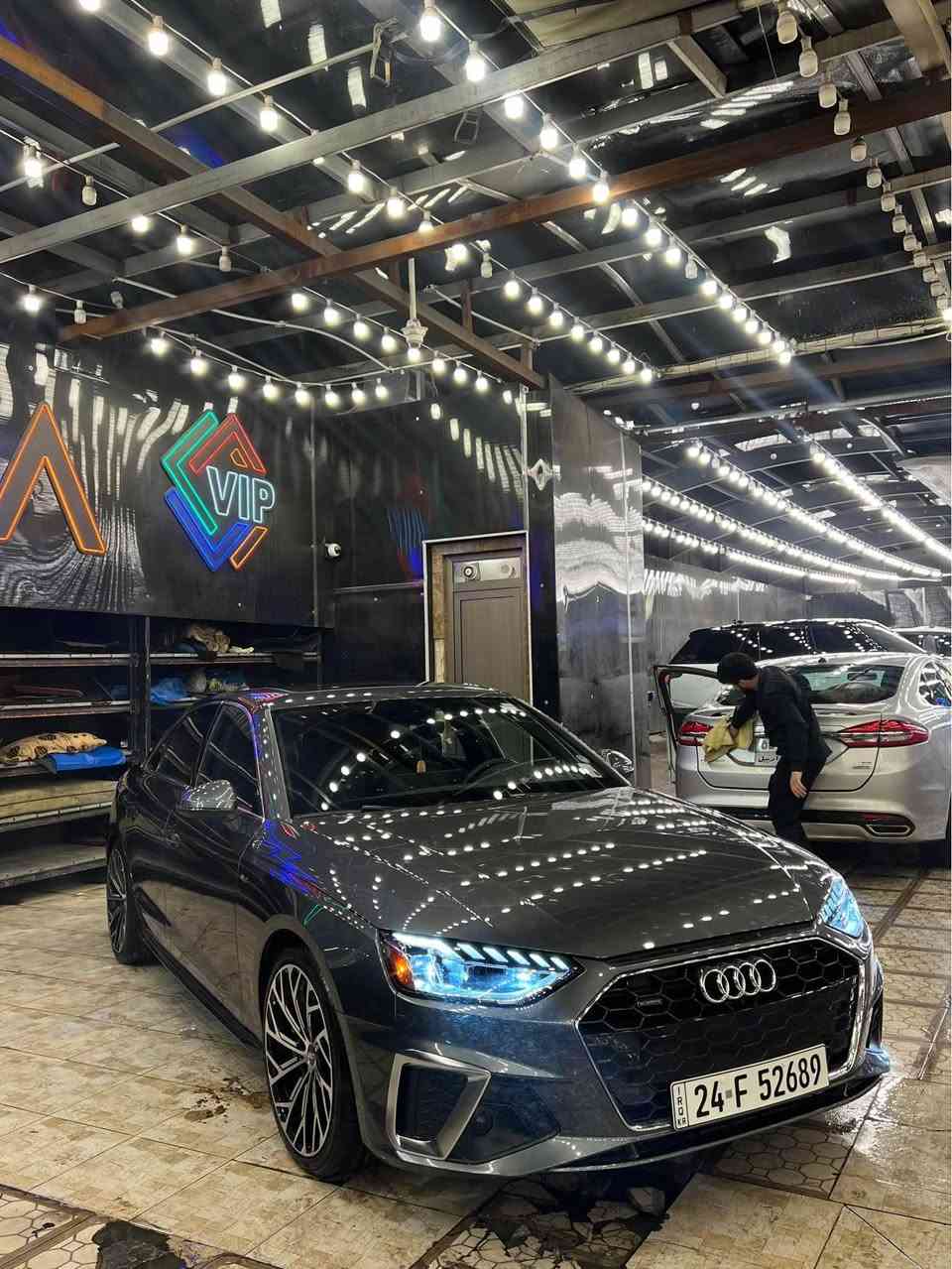 Audi A4 2023 Sline Quattro 
صندوق و  بابين صبغ بدون دواخل، بجم كبس،ارباك بس دكمة طاگ،٤١٠٠٠ ماشية،مواصفات فول فول، 
موجود بدهوك
***********
رقم و سنوي جديد دهوك, العراق
