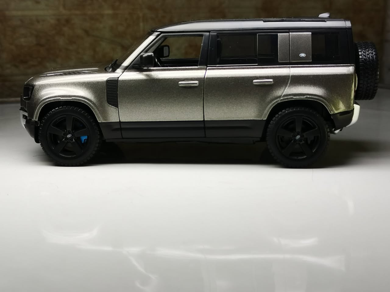 Land Rover Defender 110
لون نفطي مميز
حجم 1:24
إنتاج شركة بوراكو الإيطالية
السعر ٢٥ الف
للتواصل واتساب *********** 📲

تابعونا على الانستكرام @luctury_store

#عالم_المصغرات_والمجسمات #tsar_store #diecast #لاندروفر #فخامة #دفندر #land_rover #defender #110 #bburago
