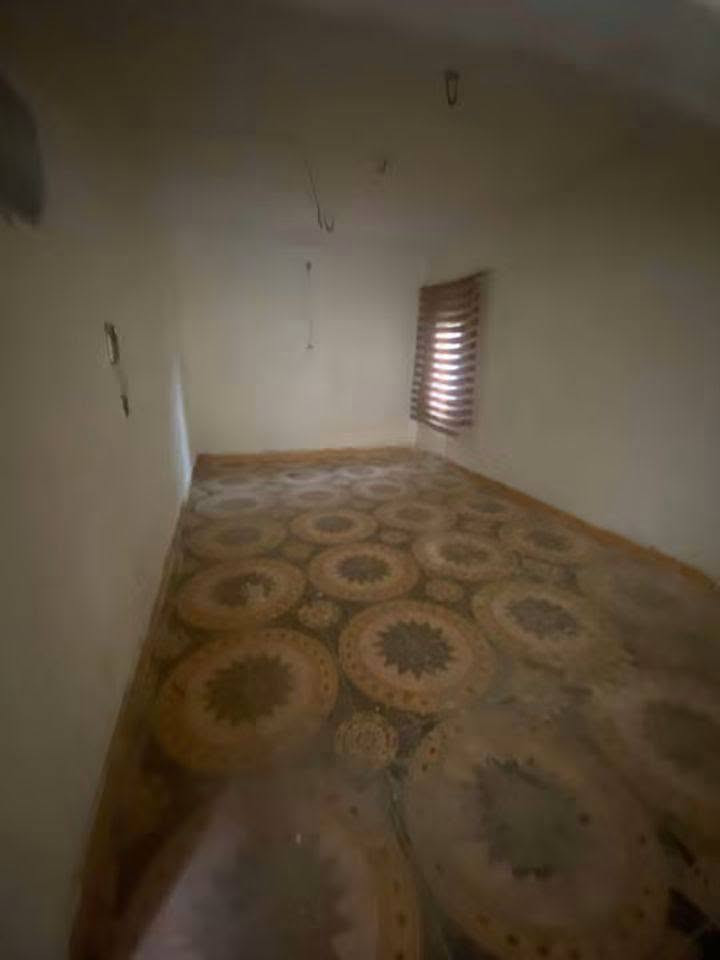 بيت للايجار حي الجامعة مجاور مطعم ايوب بيت طابقين. مساحه ١٥٠ يحتوي ع ٤ غرف نوم ومطبخ وبراني وصحيات فوك وجوه للإستفسار الاتصال ع صاحب الدار  ***********
