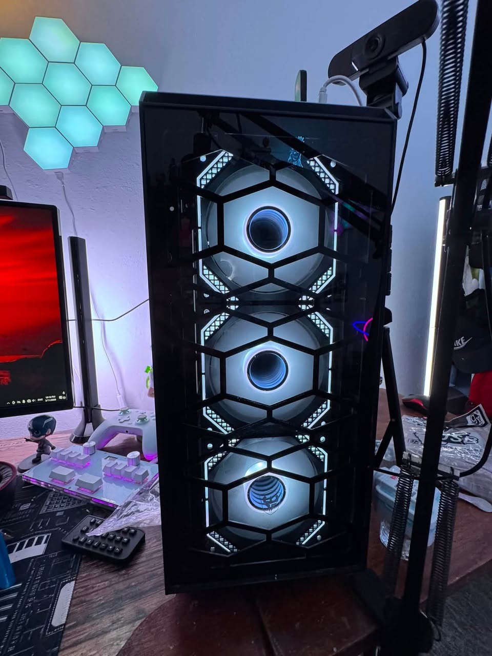 تجميعة كاملة للبيع كلش نضيفة
معالج AMD Ryzen 5 3500x 6 core 

RAM 16 GB 

كارت شاشة 2060 سوبر 

مذر بورد GIGABYTE B550M GAMING

هارد 1TB SSD M.2

هارد 1TB HHD

وشاشة من شركة LG حجم 27 165HZ

وشاشة ثانوية تقريبا حجم 22 100HZ

وماوس اتاك شارك x3

وكيبورد mad 60 HE

وسماعات هايبر اكس كلاود 2 واير ليس

و يوبي اس حجم 2500 اوف لاين بس كلش نضيف

و جوستك كيم سير G7 

ابيعم كلهم كامل ما ابيع كل قطعة وحد

وعندي دركسون PXN V9  اذا تريدة وياهم هم يصير بس مو من ضمن السعر

السعر 1.300.000 وبيها مجال

مكاني موصل 

متواجد واتساب :***********
