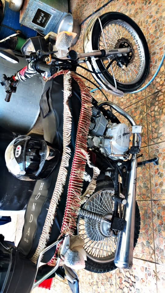 السلام عليكم ورحمة الله وبركاته نامه برو 2021 مكينة 150cc سلف هندر النضافة گدامكم كل عيب مابيها كهربائيات كلشي شغال باتري جديد هورن اشارات گلوبات سلف المكينة صافية ومابيها كل صوت الصالنصه ام الصوت عليها وياها زوج مرايه جدد السعر 550 الف متشتري لتكسر بيها حلالي عساني اطلب عليها مليون هذا رقمي ***********
