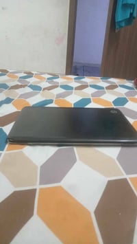 لابتوب • نضيف • كسر بسيط باليسار