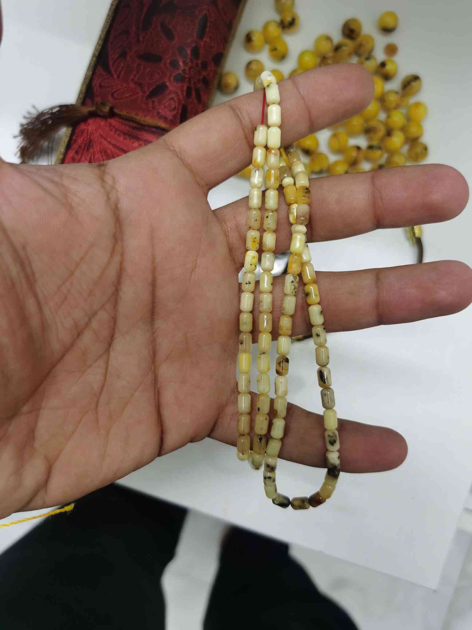 سلام عليكم انتبه كل الي بلصوره كهرب حر طبيعي 5 سبح كهرب بيهم ثنين مكطوع الخيط يعني سبح كاملات ومحبس فضه وسوار كهرب حر طبيعي وزن السبح 139 غرام عده المحبس ولسوار للبيع شلعه وحده وسعر بلاش والله ٣٠٠ الف مستعجل علئ البيعه ولسعر نهايته لتدخل تعامل مكاني بغداد مدينه الصدر توصيل ماعندي ***********

