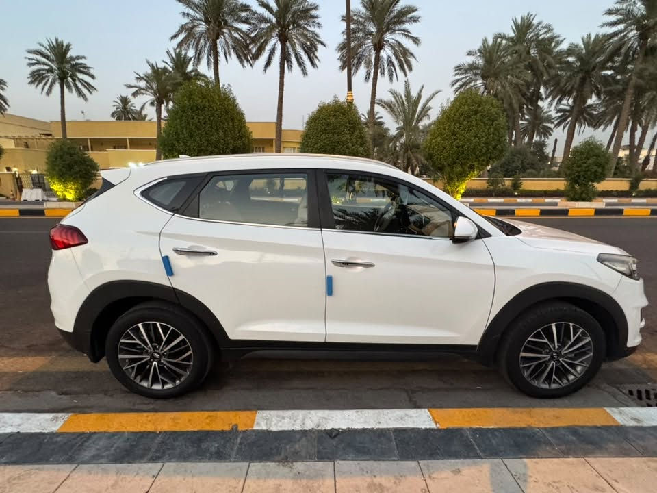 🚘 للبيع توسان 2019 MID
📍 المكان: بغداد – المنصور
الموديل: 2019
الممشى: 70 ألف كم
السعر: 195 ورقة، بيها مجال للشراي ، للبيع فقط بدون مراوس
مواصفات السيارة:
• شاشة تدعم Apple CarPlay
• كاميرا خلفية
• حساسات أمامية وخلفية
• مرايا شفط كهربائية
• مقعد السائق كهرباء
• تشغيل بصمة
• تحكم بالمقود
• تكييف أوتوماتيك
• بلوتوث + USB + AUX
• زجاج كهربائي
• LED نهاري
•اير باك للسائق
• مقاعد خلفية قابلة للطي
السيارة بيها ضربة خفيفة بالصندوق، مصبوغة على كد شبر تقريباً، والضربة ومكان الصبغ موضحات بالصور المرفقة بالمنشور.
السيارة متوفرة للمعاينة والفحص، وأي شخص جاد يگدر يفحصها بالمكان اللي يريده.
للاستفسار: ***********
الرقم يدعم واتساب

نص مكتوب في الصور:
- المربع الاحمر صبغ على كد شبر