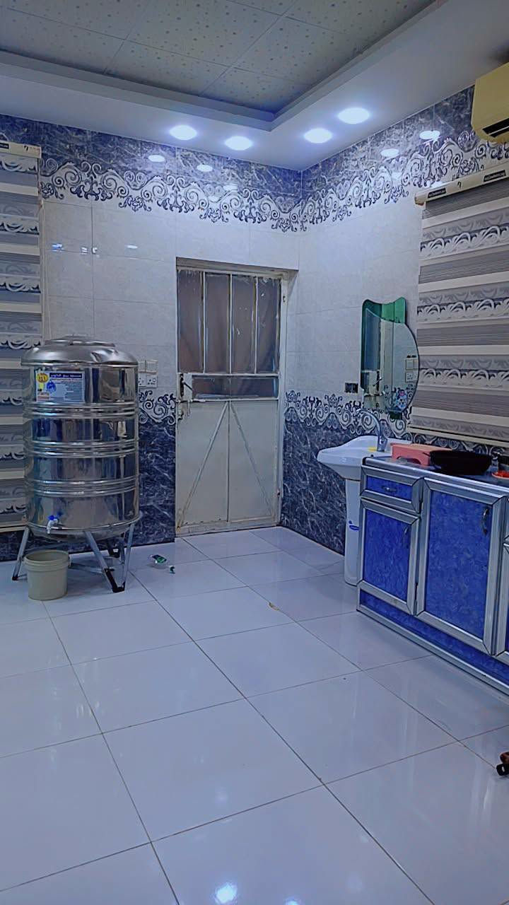 طابو ملك صرف
 تحويل اسهم مباشر بأسم المشتري
بيت حديث بناء درجه اولى بمساحة 225متر طابقين يحتوي ع 5 غرف نوم مع صالتين واستقبال ومطبخ ومجاميع صحيه عدد3 بسعر 190قابل للتفاوض في شارع الحافظ مقابل مجمع فلل الفردوس للاستفسار ***********

نص مكتوب في الصور:
- ٧:١٠ م
- الأربعاء
- ٢٠٢٦/٠٨/٠٥