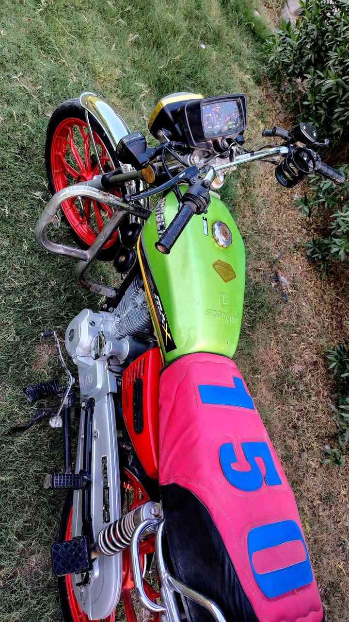 السلام عليكم. دراجة للبيع موديل 24 محرك 150cc كهربائيات جاهزة كلة شقال دبل اشارة كلوب امامي عالي وناصي تاير خلفي قبل 4ايام من شديتة جديد. تشتقل سلف. باتري جديد. وياهه سويچين. دراجة جاهزة 
بدون اوراق
سعر 475 بيهه مجال . مكاني اللطيفية
***********
***********
