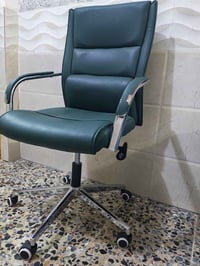 كرسي مكاتب دوار نظيف اي ظرر مابي يصعد ويتنزل بي تجوه للظهرمفيدللي عنده...