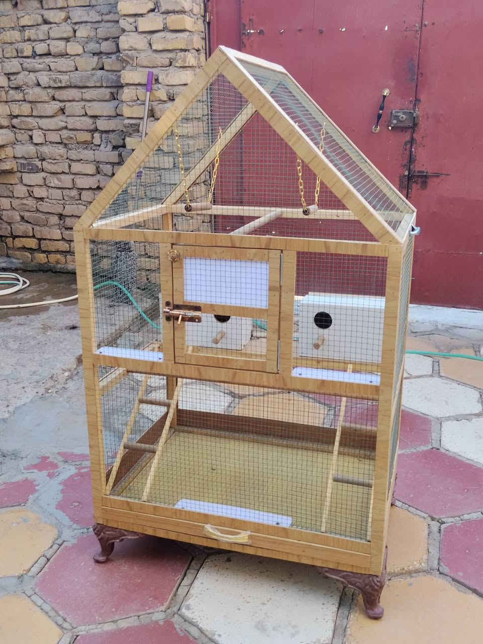 للبيع قفص خشبي عمل نجاره جديده غير مستعمل قياسات الارتفاع 1.40العراض80cm النزال 55cm يحتوي على بيوت عدد 2 ومراجيح عدد 2 درج عدد 2 ومجرى للتنظيف جراره القفص كامل من كل شي يحتاج فقط إلى طيور حسب الرغبه السعر 55الف وبيه مجال ناصريه حي اور خلف جامع الحسن *********** يوجد واتساب
