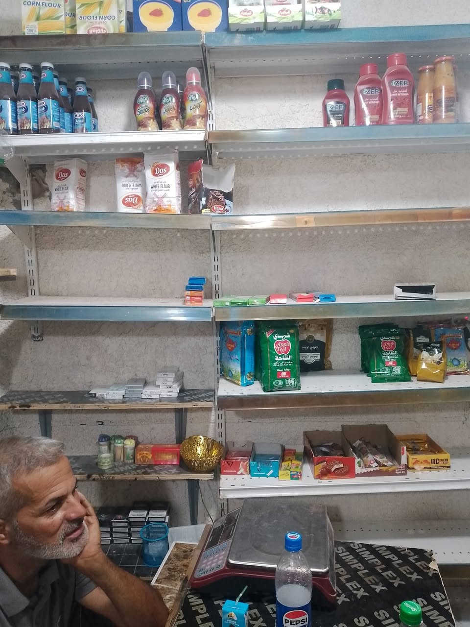 رفوف مال سواق ويهن بعض مواد للبيع
عارضات 2 شغالات  بس وحده نقصهه غاز ثانيه كامله 

سعر 200 يرادلهه غاز ثانيه كامله 250
تصال ***********
