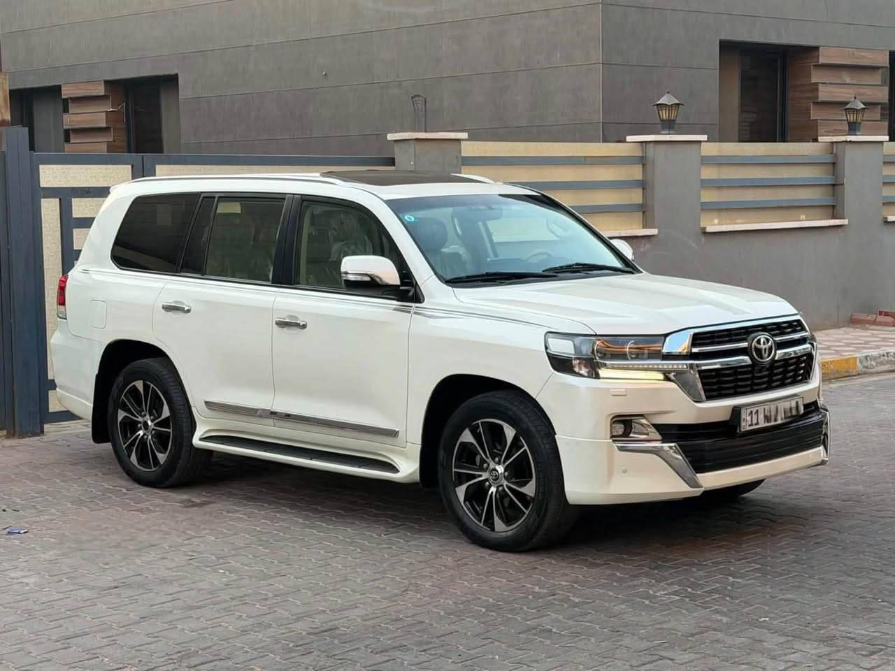السلام عليكم
لاندكروز .SAS 
موديل.2019
.الفئه. VXR
ماشيه 79 kmحقيقي 
                           .Grand Touring 
المحرك. V8
المواصفات.
.بصمه 
.جنطه كهرباء 
.حساسات امامي وخلفي 
. داخل جلد 
.كشنات كهرباء 
.ثلاجه 
.شاشه جبيره
.فتحه سقف 
.تحكمات استيرن 
.مانع انزلاق 
.نضام نزول المنحدرات 
.نضام اقتصاد البانزين .ECONOMY 
.نضام صوت 
                           mark Levinson
.شاحن هاتف Wireless
.مثبت سرعه 
. زراكات
.مري كهرباء  ونضام ترحيب 
.تلث قطع تبريد 
. اشاير بل مري  
.دخول ذكي 
وبعد بيه هواي مواصفات 
السياره جديده بمعنى الكلمه
واستخدام شخصي 
ومكفوله كفاله عامه 
مكان السياره بغداد 
السعر 515$ الاستفسار اكثر اتصل ***********
