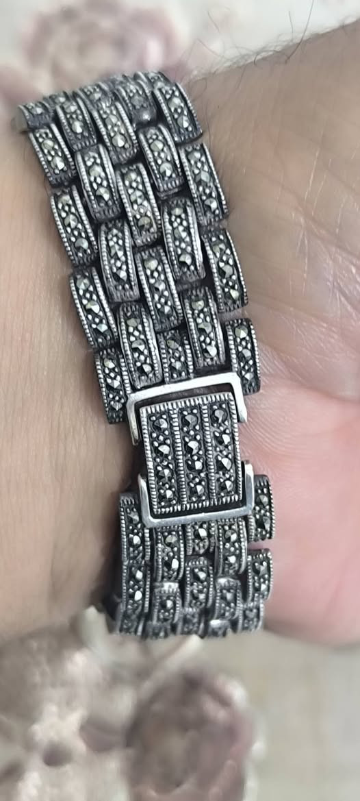 السلام عليكم ساعه فضه للبيع الاتصال ع رقم ***********
