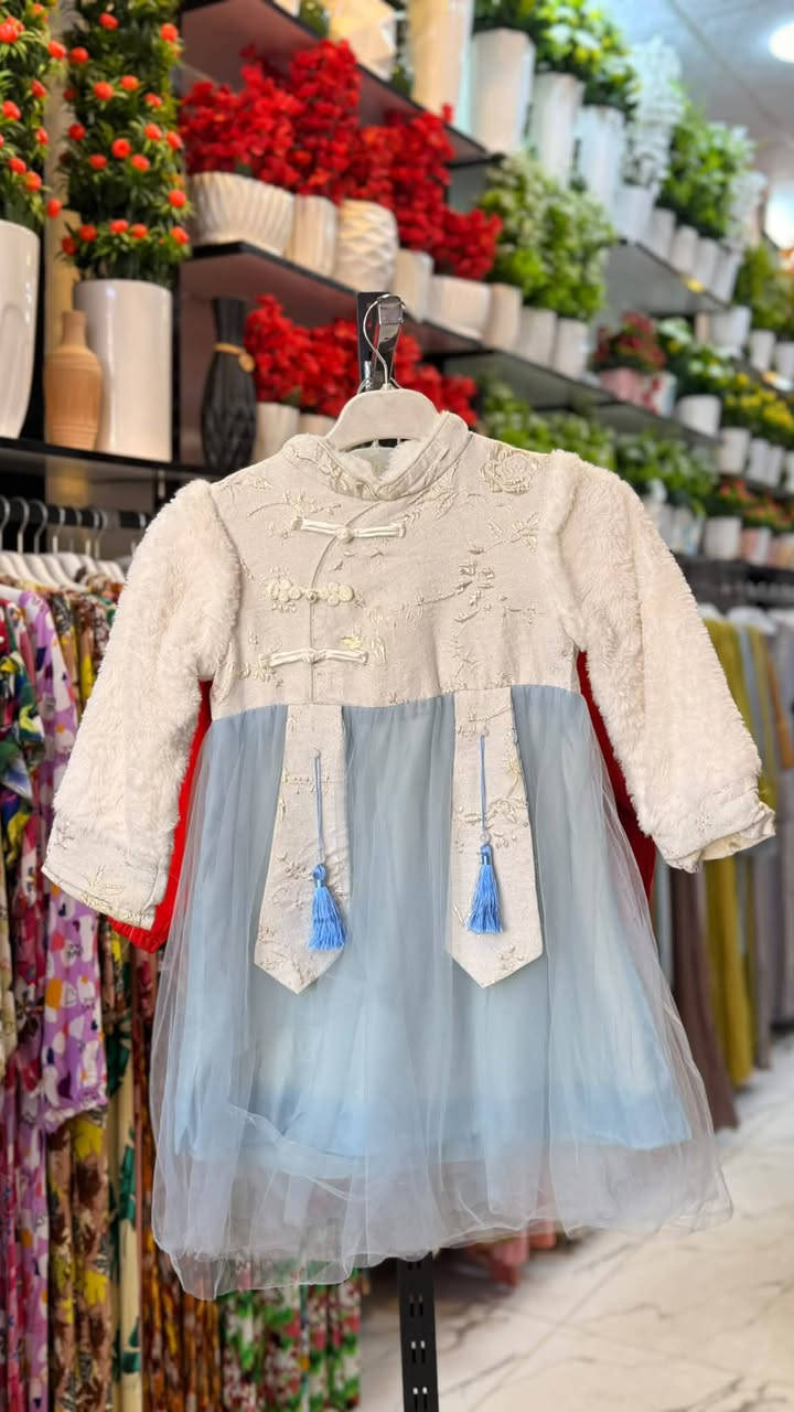 وصلنا قبل قليل فستان أطفال 👗👌
سعر القطعه 5 الف دينار 🔥🔥🔥
العنوان سوق سومر بعد الاستداره الثانيه ب 50 متر على اليمين

نص مكتوب في الصور:
- Esmur