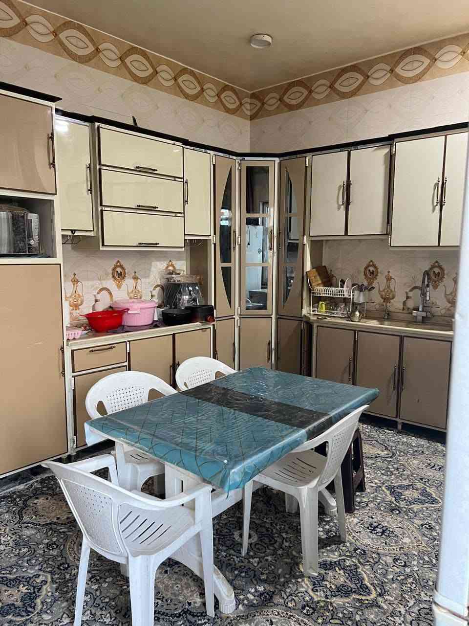 السلام عليكم ورحمة الله وبركاته..
دار للبيع  طابوا زراعي سند 25
العنوان شارع حولي المطار فوك من قرية الغدير عمود 321 وتنزل خدمات كاملة ماء وكهرباء وطني محوله جديدة خاصة للشارع  ( ميزانية كهرباء) وخط  مولده اهلية. الشارع 45 بيت فقط مساحات كبيرة
متوفر سوق كامل متكامل من اسواق وانشائية وصيدليات وخباز وحلويات وكببجي وسماك وبنجرجي وتبديل دهن سيارات وحداد ونجار وابو جام.. مساحة الدار 495 متر واجهة 15 النزال 33.. مساحة البناء 180 متر حديقة امامية وحديقة خلفية
البناء غرفتين 4*5 داخل كل غرفة حمام وتواليت.
 صالة 7*4
استقبال 7*4
مطبخ 5*4
حمام 4*2
حمام وتواليت خارجي للضيوف
الاساس صب درجة أولى
السقف صب درجة أولى
الارضية كاشي درجة أولى كهرباء دفن كله درجة أولى تأسيس  الكهرباء والماء والمجاري درجة أولى حدادية درجة أولى البيت جاهز مابي اي نقص البناء بلوك الطفيلي درجة أولى
الحديقة الامامية فيها تين وورد جوري وبعض الورود
الحديقة الخلفية فيها شجرة السدر ( النبك)
رمان
الحديقة الخلفية فيها غرفة كرفان سندويج 3*4 جديد
مخزن جينكو جديد مساحه 6*3
البيت يباع مع الاثاث او بدون اثاث حسب رغبة المشتري
البيت طابو زراعي معاملة التحويل كامله ومستلم رقم بلدية.. 
البيت مال جناي 

للاستفسار اكثر ع الخاص او الواتساب 👇 او الاتصال ع الرقم ***********
