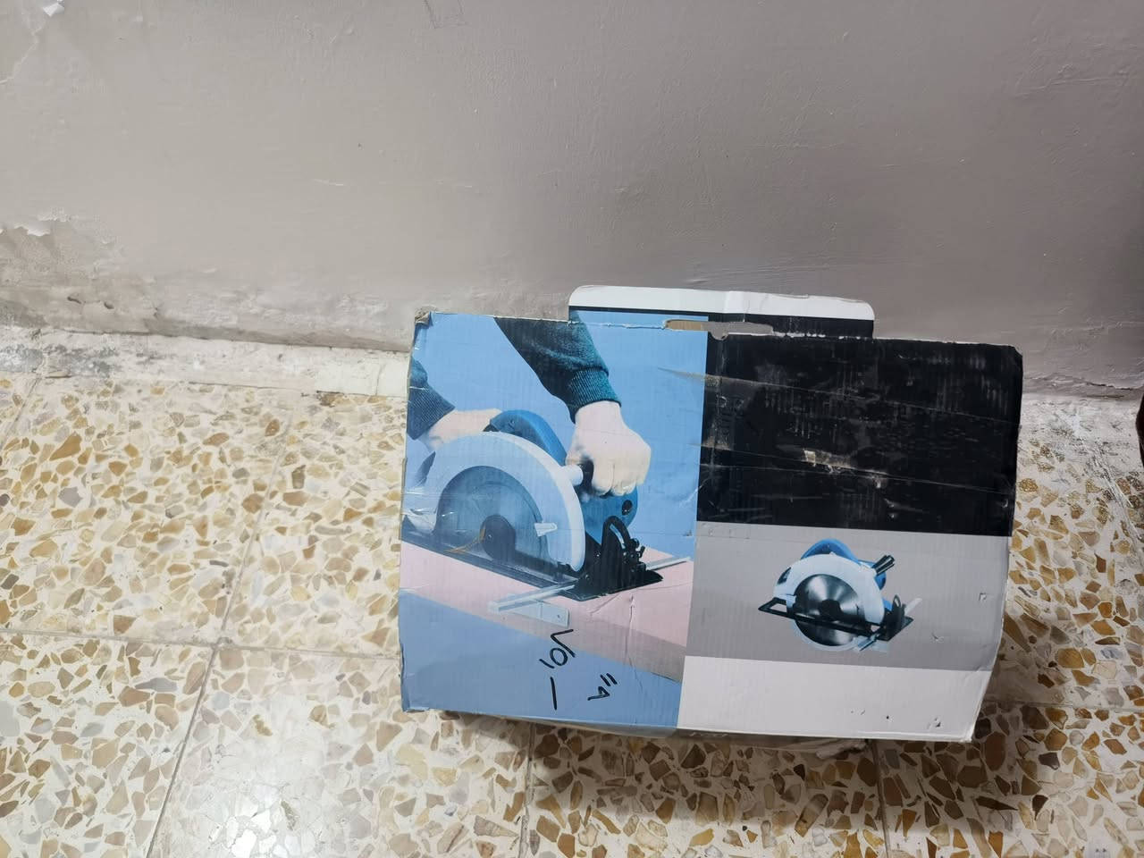 منشار قرصي خشب  استعمال اسبوع واحد حجمه ٩انج سعره ٧٥من دون قرص ويه لقرص ٨٠ الف مكاني بواسط قضاء الحي ‏‪***********‬‏
