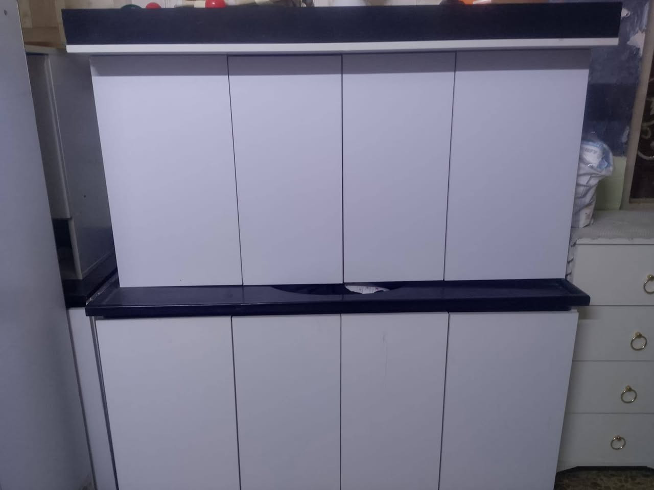 ***********
شراي يراسلني واتساب 
كاونتر خشب mdf قبل شهرين اخذته بعده جديد الله شاهد كاونتر وملحق مترين مع فاترينه عدد2  والسنك مع ملحق متر ونص العنوان بغداد الحريه الاولى
