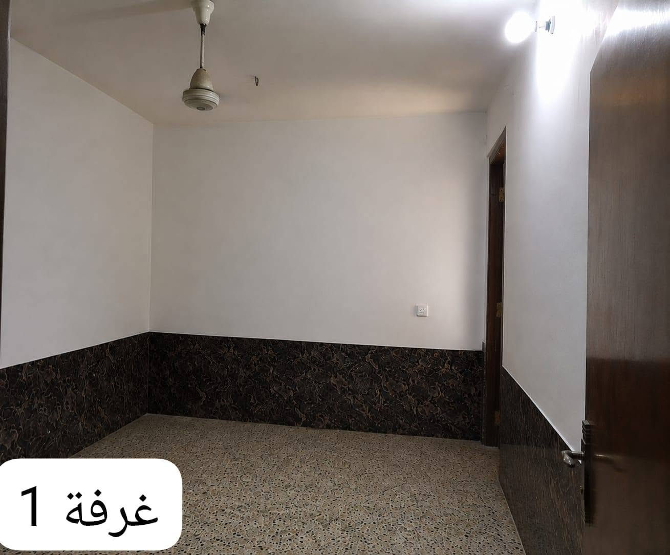 بيت للبيع طابو صرف في بغداد جسر ديالى
السلام عليكم ورحمه الله وبركاته 
بيت للبيع طابو صرف في بغداد جسر ديالى القديم حي الحكيم قرب ملعب اسلام المساحه 150 متر طابق واحد يتكون من غرفتين نوم وصالة وحمام داخلي واستقبال ومطبخ وكراج سيارة وحديقة صغيرة وصحيات خارجيه والبناء  (2015 )للاستفسار على الرقم/*********** (بي واتساب)

