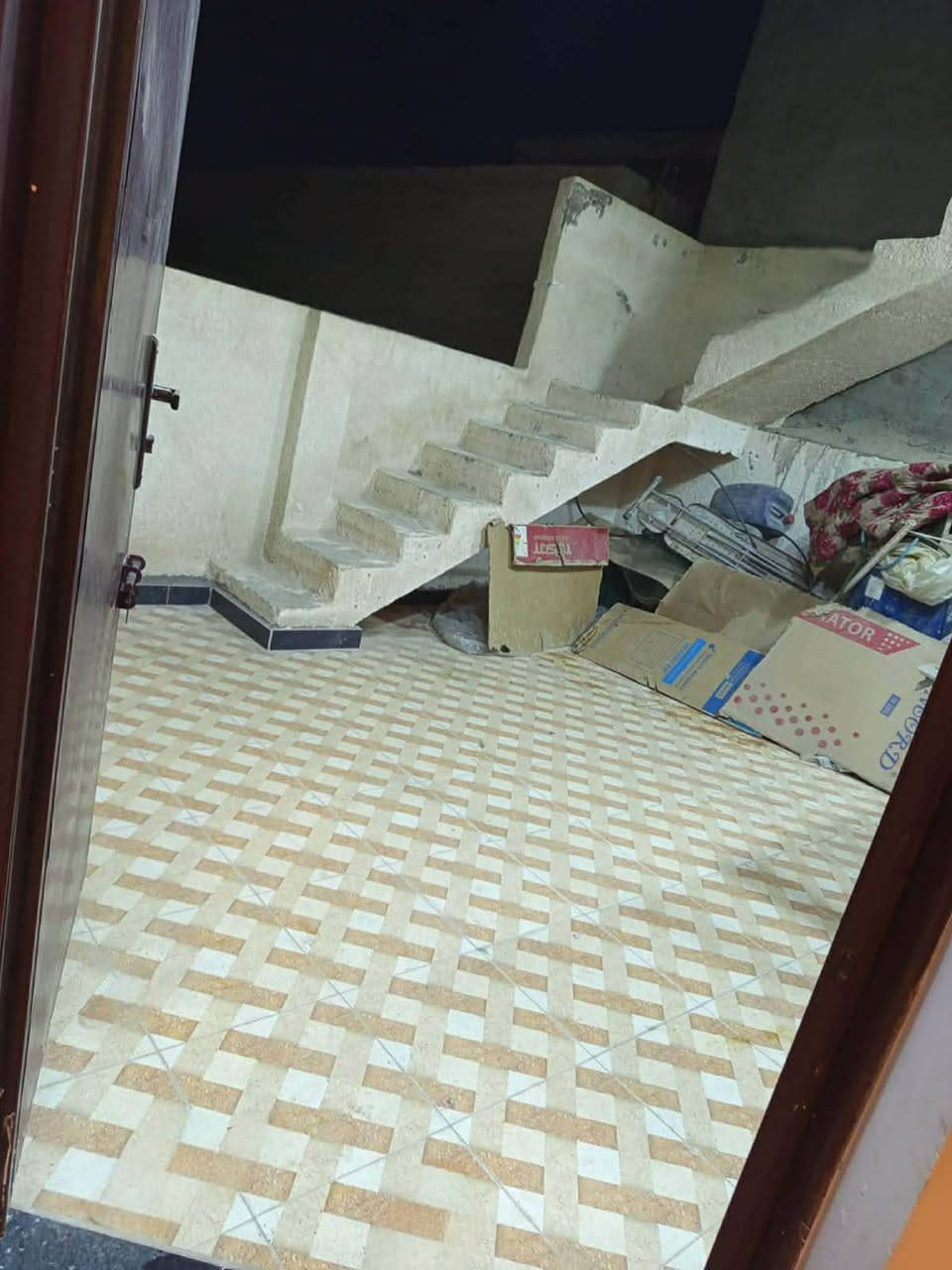 بيت للبيع في بغداد المحوديه قضاء حي الثوره✅ طابو صرف مساحته ١٥٠

يحتوي البيت في الطابق الارضي علا صاله كبيره و غرفه ومجمعات صحيه مع مطبخ حار و بارد مع منور .
ويحتوي الطابق الثاني علا صاله مع غرفتين ومجمع صحي وصاله كبيره وصطح خارجي
الموقع المختصر مقابيل معمل الثلج القديم او معمل الدراجات البيت قريب علا الشارع العام
مسافه مشي دقيقه.
مدرسه ابتدائيه تبعد خمس دقايق.
مستشفئ المحموديه تبعد عن البيت خمس دقائق. كل الخدمات متوفره للاستفسار والسعر واتساب🥀
***********
