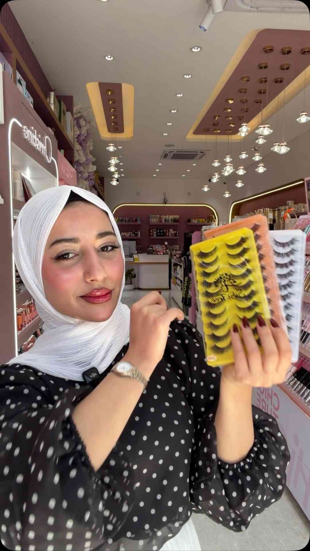 خلي عيونچ تحچي بالجمال، وخلي كل رمشة تترك أثر ✨

رموش بكثافة آسرة، وطول يكمّل أناقة مكياجچ ويمنحچ نظرة ساحرة بكل تفاصيلها 👁️🖤

لأن الفخامة تبدأ من العين… والجمال يكتمل برمشة. 🤍

📍 متوفرة لدى كوزمتك أحمد
اختاري رموشچ، وخلي حضورچ يُختصر بنظرة. ✨

#skin #makeup #اكسبلور #explorar
