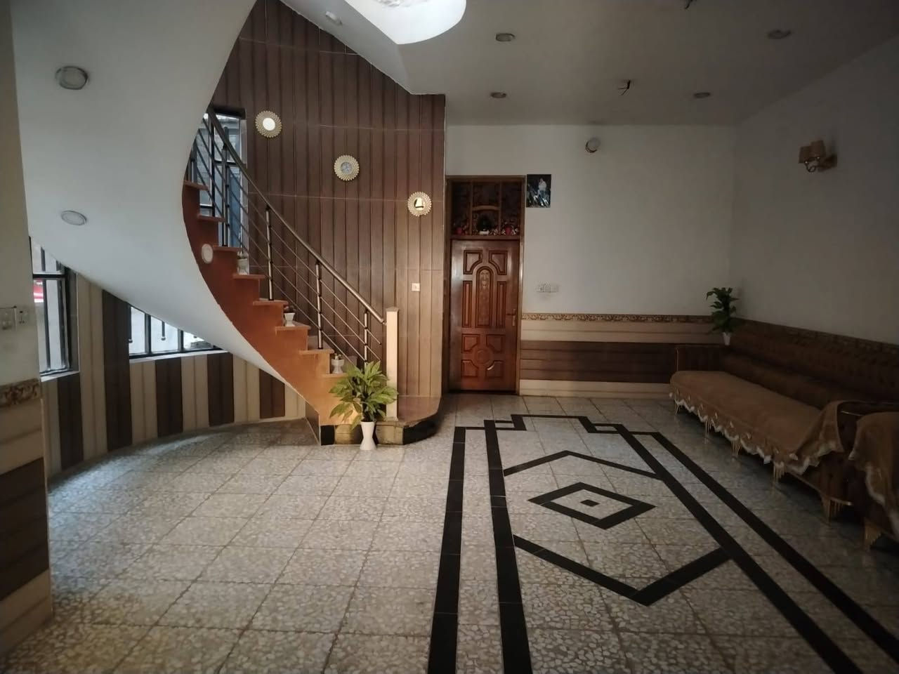 🏡 بيت للبيع – بناء حديث

📍 الموقع: بغداد – الأورفلي، قرب شركة الأنوار، فرع أسواق الموسوي.

🔹 المساحة: 200 متر (25 × 8)
🔹 البناء: حديث، طابقان

مواصفات البيت:

- 6 غرف نوم
- صالة كبيرة
- غرفة استقبال واسعة
- مطبخ حار
- مطبخ بارد
- تصميم عصري وتشطيب ممتاز
- مناسب للعوائل الكبيرة

للاستفسار ومعرفة السعر أو تحديد موعد للمعاينة، يرجى التواصل على الرقم: ***********
