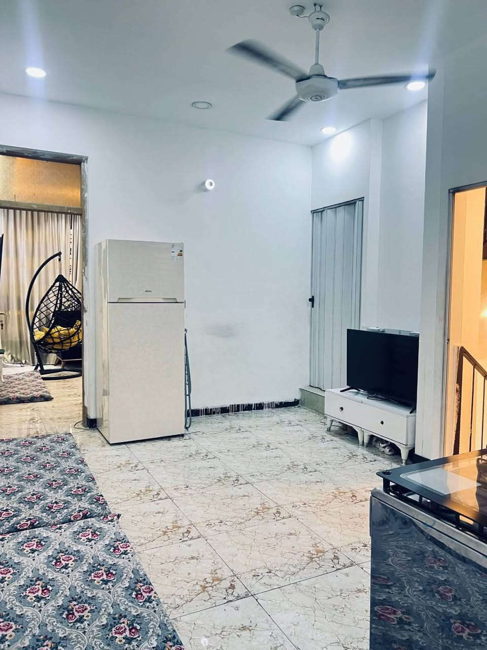 بيت طابقين ونص مساحه 123 متر واجهه 6 نزال 21
الطابق الارضي يحتوي على مدخلين طرمه+حمام خارجي 
استقبال 
مطبخ 
صاله كبيره+خدمات داخلي وخارجي 
منور + غرفه نوم 
الطابق الثاني 
غرفه نوم كبيره 
غرفه نوم ثانيه 
صاله كبيره من ضمنهاا مطبخ+ خدمات 
الطابق الثالث غرفه نوم
+ سطح امامي+سطح خلفي
العنوان بغداد الدوره المهديه الثانيه الشارع التجاري مجاور صيدليه دواء العز
للاستفسار والطلب الاتصال بالرقم 
***********
او مراجعة مكتب الشهم للتطوير العقاري 
شارع ٤٠ قرب أسواق العائلة

