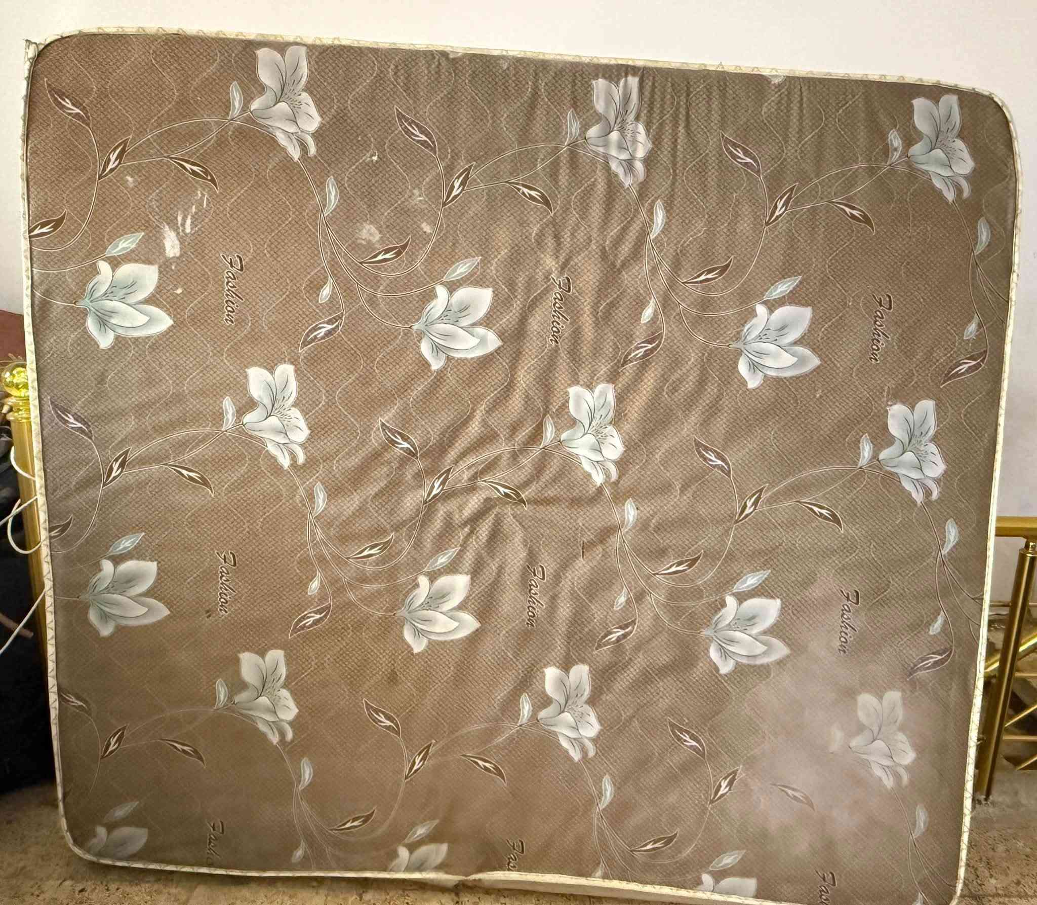 السلام عليكم
دوشك جربايه نفرين (200*180) سعر 60
ميز خشب (120*75) سعر 50
جربايه مال اطفال سعر 25
العنوان/ بغداد/ حي الاعلام/ قرب تقاطع درويش
للاستفسار/ ***********
