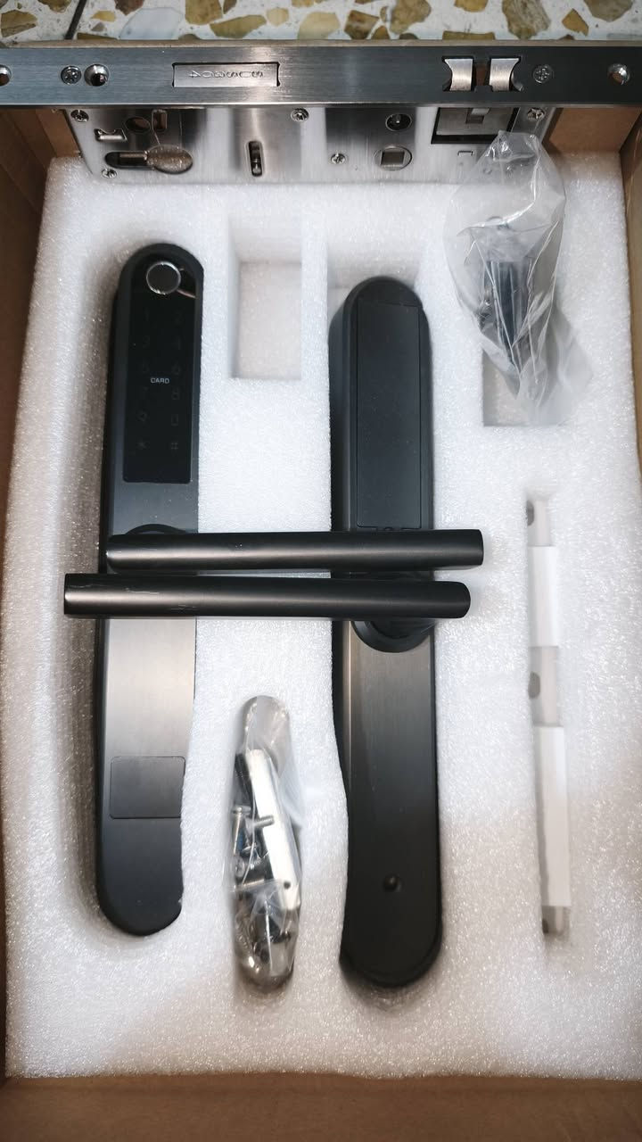 السلام عليكم قفل  الكتروني جديد غير مستخدم كامل ملحقات 
الشركه المصنعه: RUVENO
مواصفاته: 
فتح عن طريق بصمة الاصبع 
فتح عن طريق البرنامج الخاص بالهاتف 
فتح بأستخدام الرمز المخصص 
فتح بأستخدام المفتاح 
فتح بأستخدام البطاقات الذكيه 
السعر 150 علما سعره بالموقع يعبر ال 200 الف 
توصيل متوفر لكل المحافظات 
رقم ***********
