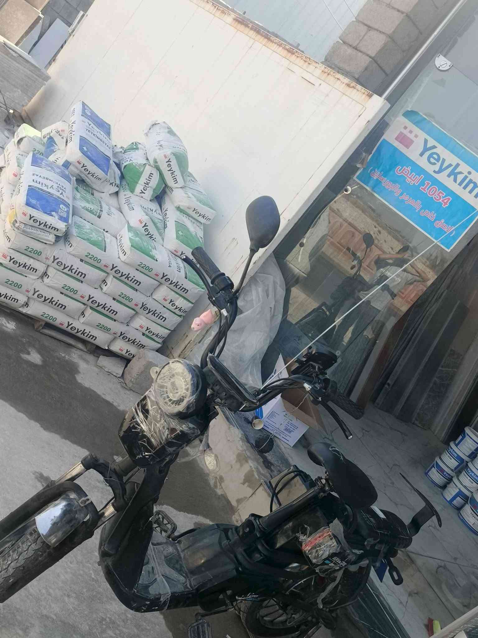 السلام عليكم 
ماطور شحن للبيع فول موصفات ريموت تشغيل عن بعد تشغيل مفتاح ام بي 3بلوتوث 5بطاريات 60ڤولت 1000وات يمشيك 40كيلو متر ناقصه دكمة لايت العالي والغلاف مال بطارية بي فطر بسيط الماطور مصروف علي ونضيف اعطيني سعر بس لا تكسر بي  
 للتواصل ***********بي واتساب
