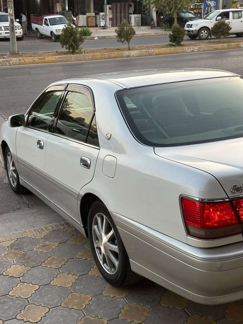 بە ناوی خوای گەورە
مەلیکە ساخ ساخ ساخ    (٢٠٠٣)
١٧٥ 
مواسەفات:
٤دوگمە و ناو زەرد
پەردە
سەلاجە 
مەرکەزی
٤ کوشن کارەبا 
گێچ ئەلیکترۆنی
پێش و دوا کریستاڵ 
سەیارەی ماڵە و تێر مەسرەفە ماڵی دۆستە
سەیارەکە کامل مەسرەفە نوقسانی نییە ڕۆنی مەکینەو هایدرۆلیکی گێڕی گۆڕاوە و سیوەیلی ئەکسلی گۆڕاوە هیچ مەسرەفێکی نەماوە تەبرید سارد و گەرم مەزبووت داشبڵی زۆر جوانە
تەنها ٣ پارچەی بۆیاخی ئەوروپایە
کەڤەر گۆڕاو ڕەقەم شانسی بە شەرت…..
بۆ نرخی  تەلەفۆن بکە لە خزمەتتام 
شوێن : عەربەت 
ڕەحمەتت لێبێت موشتەری نیت سەری خۆت و منیش مەیەشێنە سەیارە بە نامە و تەلەفۆن ناکڕدرێ موشتەریت وەرە سەیریکە 
***********

نص مكتوب في الصور:
- ***********