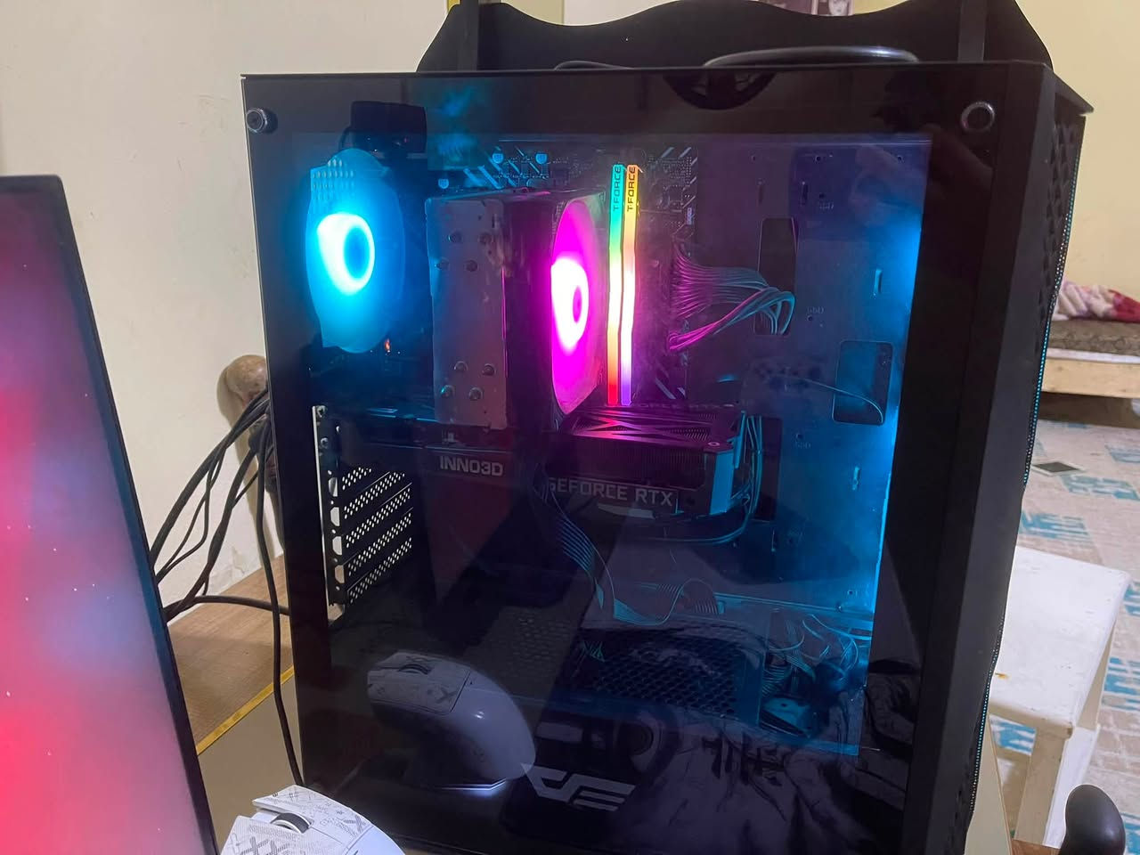 إعلان PC Gaming كامل مع الملحقات
أولاً: الكيس

* كرت الشاشة: RTX 3060 12GB، براند NNO3D
* أقصى حرارة للكرت: 71 درجة
* المعالج: Intel Core i5 الجيل 14
* أقصى حرارة للمعالج: بالستينات

* الرامات: 16GB DDR4 3600MHz، T-Force RGB

* المذربورد: ASUS Prime H610

* التخزين: M.2 Lexar 512GB بسرعة تصل إلى 3000MB/s

* 3 هاردات 500GB جديدة
 
* الباور سبلاي: 650W، براند iGO

* تبريد المعالج: تبريد هوائي بمروحة واحدة

* الكيس: 4 مراوح RGB متغيرة
* نظافة عالية جداً

* درجات حرارة ممتازة

* التجميعة خالية من المشاكل وجاهزة للاستخدام

سعر الكيس: مليون دينار عراقي، سعر ثابت.

ثانياً: الشاشة والملحقات

* شاشة Gigabyte
* 200Hz
* 0.5ms
* دقة 1920×1080 Full HD
* تصميم بدون فريم تقريباً
* تحتوي على سماعات Stereo مدمجة
* ماوس وكيبورد بيهم واير، هدية
* Mouse Pad بتصميم ليزري
* دركسون V9 للألعاب، دوران 90 درجة، مع دواستين، شغال وبدون أي مشاكل

سعر كامل الملحقات: مليون و300 ألف دينار عراقي، وبمجال بسيط جداً.
و إذا بس كيس مليون قفل 
للاستفسار والتفاصيل ***********
