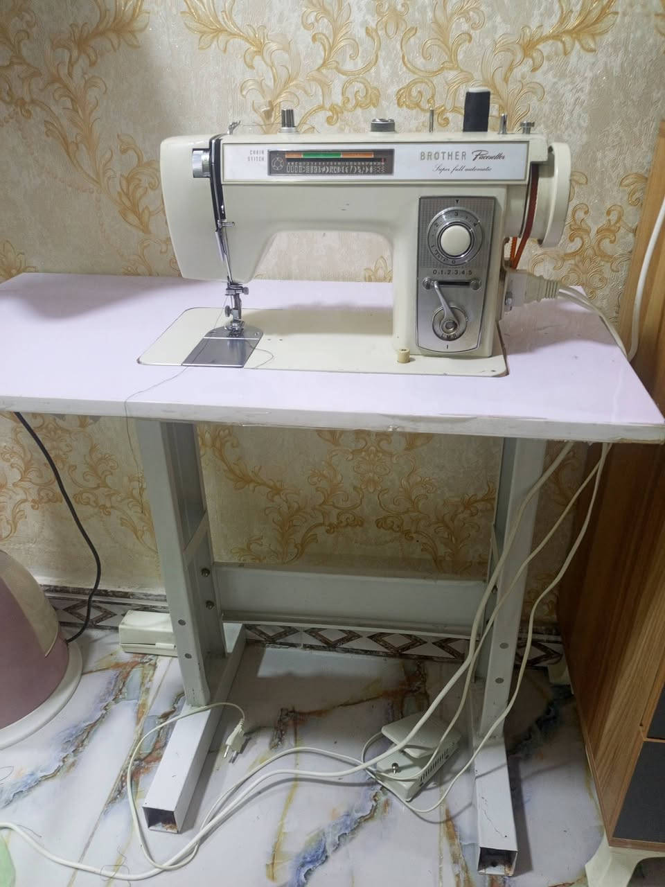 ماكينه خياطه للبيع مستعمله شي قليل مكان البصره القبله السعر 200 وبيها مجال هي وميزها،***********
