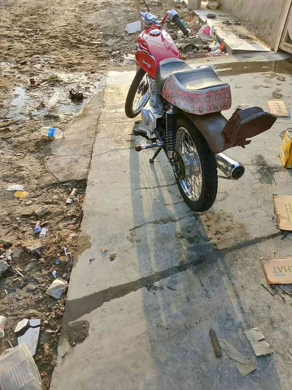 سلام عليكم دراجه البيع اوراق اصوالي شاصي نامه 21 وتعميره 25كله امجفته مره وحده والباقي كفاله عامه سعره 700وبيه مجال حك جيه   مفتوح الخاص  او رقم ***********
