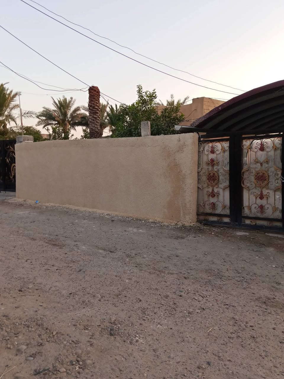للبيع دار المساحة ٣٤٠ متر الدار مكون من كراج وحديقة صالة كبيرة ثلاث غرف نوم مع حولي وترك حول البيت البيت مدخلين جنس الدار زراعي سند ٢٥ العنوان بغداد الراشدية قرب جامع عبد الكريم أبو غازي هاتف *********** الرقم بي وتس أب
