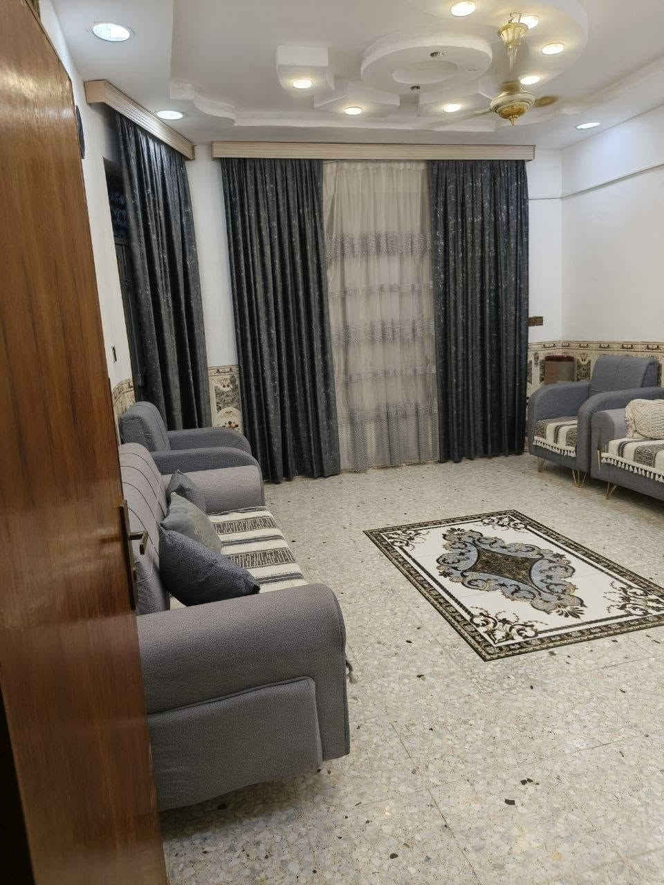 السلام عليكم 
دار للبيع المساحة 175متر طابو زراعي سند 25 قريب على الشارع العام طابق واحد يتكون من استقبال ومطبخ وصالى وثنين غرف نوم وثنين مناور واجهة 10متر الخدمات ماء كهرباء تبليط العنوان بغداد جسر ديالى منطقة الكرغوليه للاستفسار اتصال او واتساب ***********
