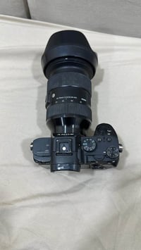 للبيع كاميرا sony a7iii مع عدسة sigma 24-70mm فتحة العدسة 2.8 وشاحنة و...