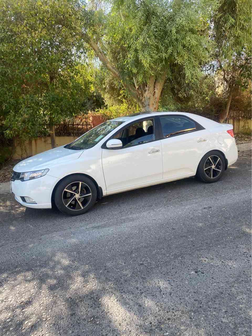 كيا سيراتو ٢٠١٢ خليجي فول واحد على واحد بصمه فتحة سقف شفتات استيرن مرايات شفط تبريد لمس اشاير بلمري كيج حماوة كير ٦ نمرات  حاكيه بلوتوث  محرك ١٦ دوش مامفتوح السيارة وضع شركة بيها باب الخلفي تبديل شركة ونص بوند  بدون اي داخل بشرط هزة وفحص جديد السعر ٩٩ ورقة ***********.    ***********. دهوك, العراق
