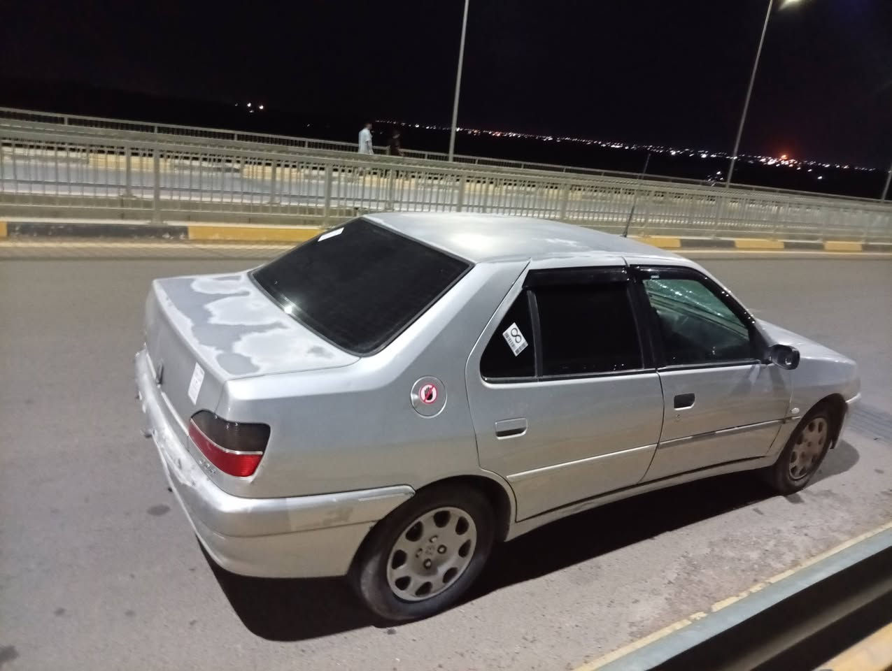 بيجو306
موديل2002
محرك وكير. شرط  
تبريد مع السويج
رقم بغداد صدامي صاحبه مسافر
بيه سنويه 
السعر 25وبيه مجال
المكان العلم  
***********
