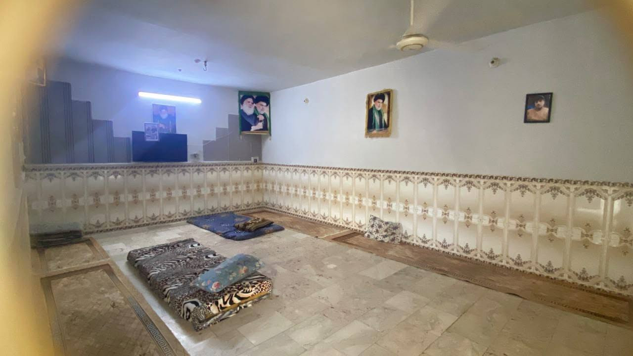 للبيع 🔑
دار سكني في بغداد – جسر ديالى الجديد / الكرغولية / شارع البزل 

📐 مساحة البيت: 200 متر🏠  الطابق: طابق واحد
🛏️ التفاصيل:
3 غرف وغرفه وحده بيه حمام 
استقبال طول سبع امتار
هول
مطبخ
حمام داخلي + تواليت و حمام خارجي
🌿 المميزات:
ترك خلفي
موقع هادئ ومناسب للعائلة
💰 السعر: يُذكر عند الاتصال
📞 رقم الهاتف ***********
📲 واتساب: 
سند ٢٥
