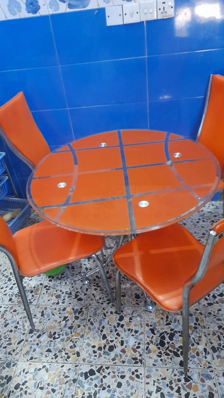السلام عليكم  ميز مع اربع كراسي للبيع السعر  ١٠٠ العنوان بغداد الحريه ***********
