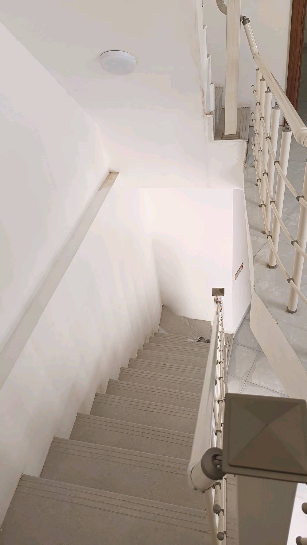 بيت للبيع بحي العباس الفرع الأول خلف فندق البارون مساحة 76 طابقين كامل مكمل وجاهز للسكن الطابق الارضي صالة واستقبال ومطبخ وصحيات والطابق الثاني غرفتين وصالة وصحيات بناء جديد طابوگ والاسااس رفت وغير مسكون
ممكن تذكرلي بأي مدينة/منطقة بالضبط بيت حي العباس؟ وهل الموقع قريب من الشارع الرئيسي أو الخدمات المهمة؟: 
الفرع الأول قريب جداً لشارع السيدة زينب يبعد عن الأمام 2 كيلو متر 
شكد عدد الغرف بالضبط بكل طابق، وهل البيت بيه حوش/سطح/كراج أو مكان للسيارة؟: 
غرفتين وصالة وصحيات وصالة واستقبال ومطبخ وصحيات 
الطابو شنو نوعه بالتفصيل؟ وهل البيع مباشر من المالك وبكل الأوراق جاهزة للنقل؟: 
نعم
السعر شكد؟ وهل قابل للتفاوض، وتريد تبيع نقدي لو تقبل تقسيط؟: 
125مليون وبيه مجال 