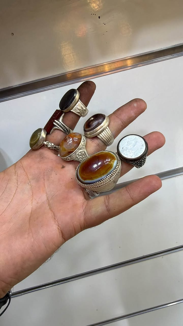 7 محابس فضه عيار 925 صياغات ثقيله وبيهن صياغه رويال شلع 225 الف مع التوصيل الي يريدهن يراسلني هسه يوصلنه باجر *********** بغداد التراث مال بياع
