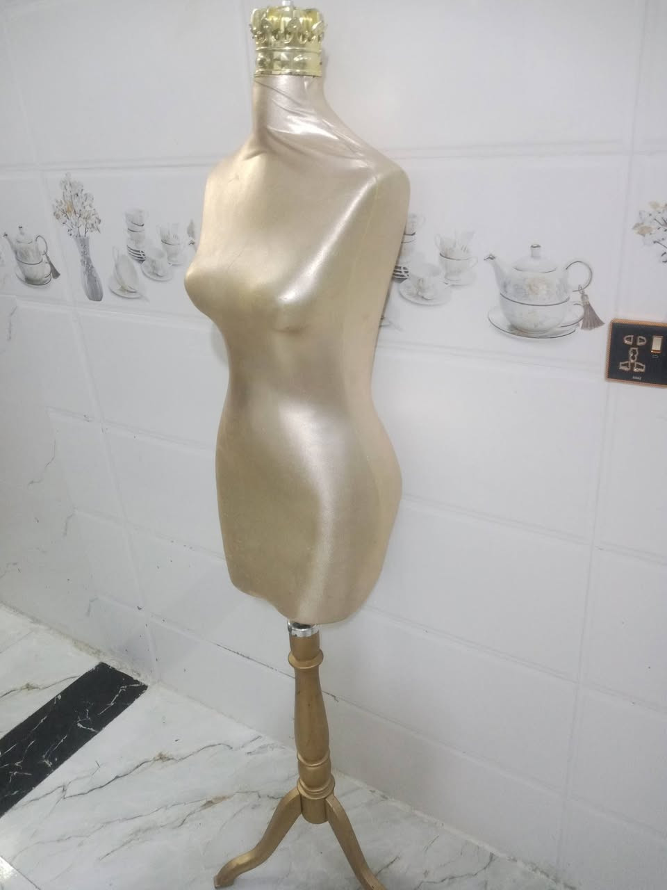 ملكانه جديده بس مشكله بيها رجل طكت بس تبقه واكفه ع حايط سعرها 20 عندي توصيل لليريد مكاني كربلاء

