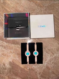 هذه أساور ذكية للتواصل (Totwoo Couple Bracelets) مخصصة للشركاء والمتزو...