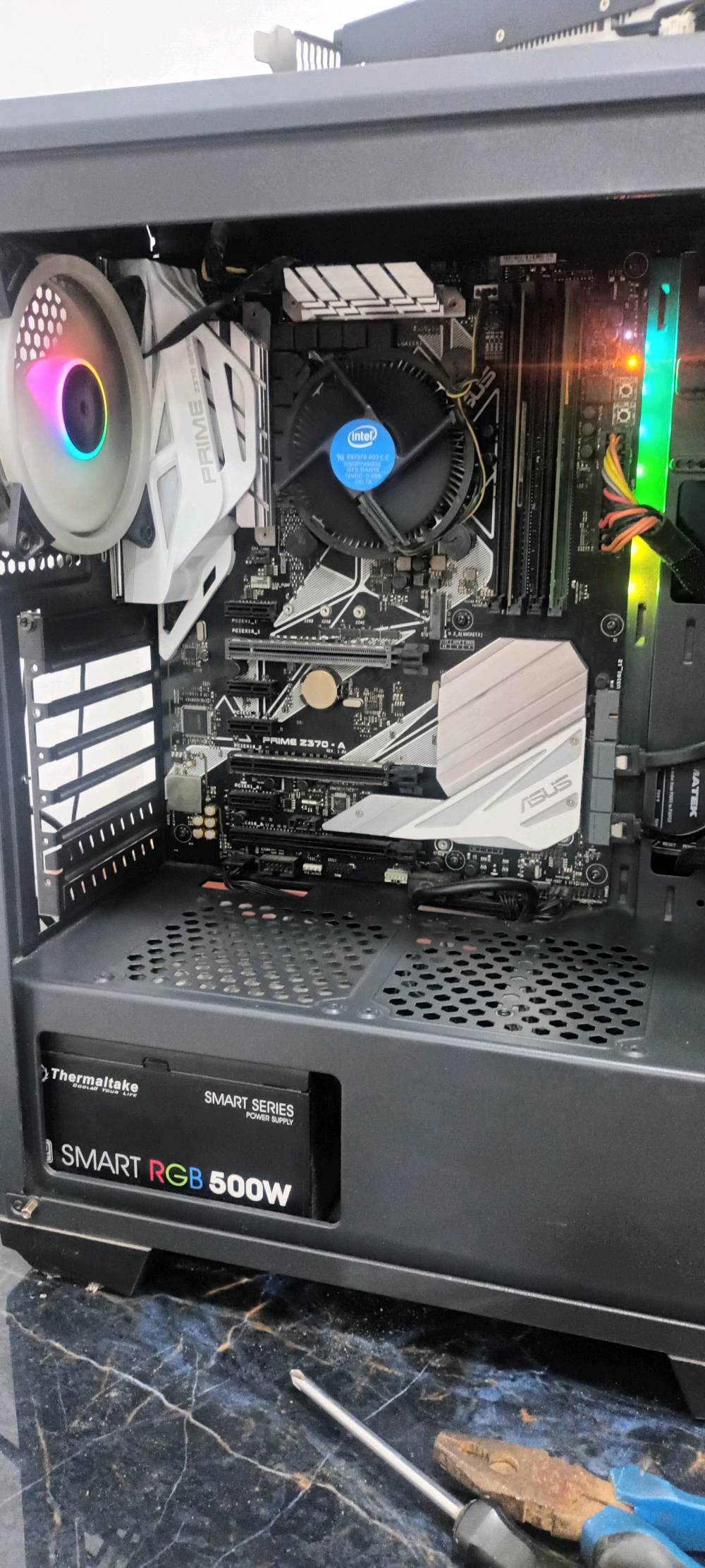 السلام عليكم.. تجميعة بي سي جيمنج (PC Gaming) ممتازة للألعاب والدراسة والاستخدام اليومي بحالة ممتازة وجاهزة للاستخدام.
​المواصفات 

​المعالج (CPU): Intel Core i3-9100 (الجيل التاسع)

​كارت الشاشة (GPU): AMD Radeon RX 580 بسعة 8GB (يتحمل ألعاب قوية وممتاز للأداء)

​الذاكرة العشوائية (RAM): 16GB DDR4 (قطعتين 8×2 لشغل Dual Channel 

​التخزين (SSD): قطعتين SSD سعة 120GB (الإجمالي 240GB - إقلاع سريع واستجابة ممتازة للنظام)

​مجهز الطاقة (Power Supply): Thermaltake Smart 500W الأصلي 

​اللوحة الأم (Motherboard): 
ASUS
​الكيس (Case): Fantech بمظهر أنيق وإضاءة RGB وتبريد ممتاز  
ماوس ارجيبي + كيبورد ارجيبي 

شاشه اسمارت حجم 43 فول اجدي 60 هرتز
محوره بيها عطل بصيط بلدات  
​  
مكاني بغداد الكرغوليه 

اسعر 475​
