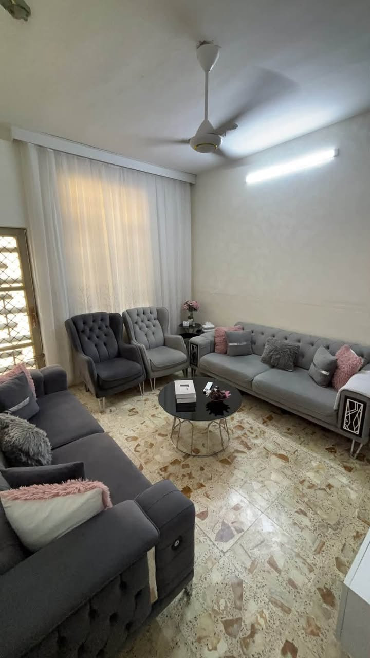 بيت للبيع 50 متر زراعي سند 25 منطقة الشعب مجاور محطة سما بغداد بداية الفرع الثالث طابقين الطابق الأول صالة ومطبخ وحمام ومنور الطابق الثاني غرفتين وحمام والسطح بي غرفة ساندويج بنل3.3 السعر 125 مليون وبي مجال بسيط للاستفسار ***********
