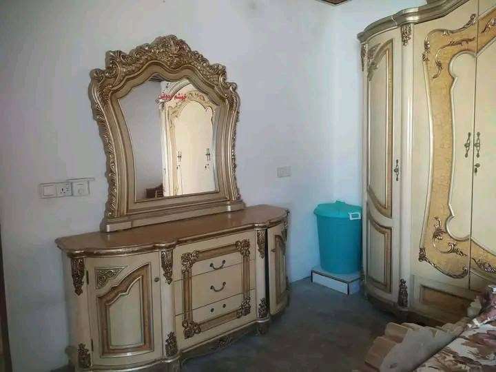 غرفه نوم صاج عسلي فول فول نضافه سعر300الف مكان كلار
***********
