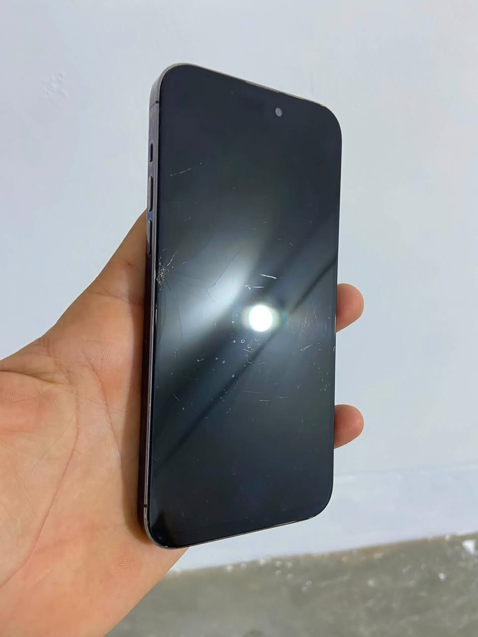 ايفون 14 pro max للبيع
ذاكرة 256 
بطارية 79 
نظافة 90 %
ملاحظة (شاشة مكسورة +ظهر ) 
البقية شغال 10/10
سعر كلش مناسب 550 

رقم الواتساب ***********
