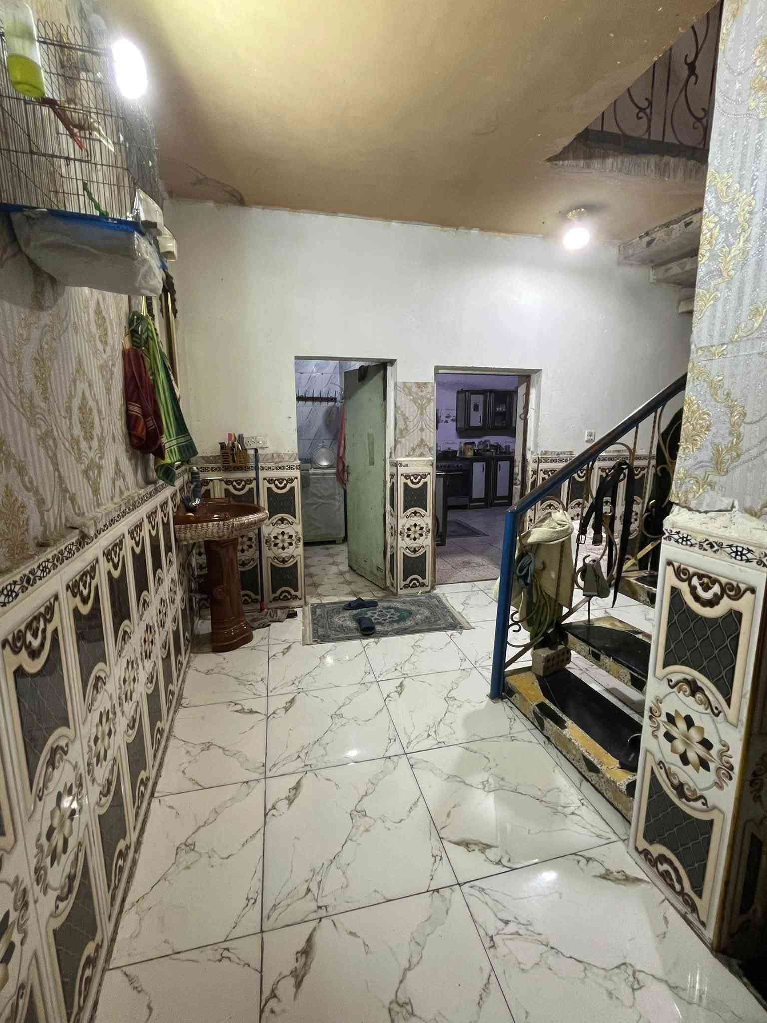 السلام عليكم /بيع مستعجل
دار للبيع 🏠 
الموقع📍 بغداد/حي النصر 
مساحة الدار 260م 
واجهه 13 والنزال 20
يحتوي على 5غرف نوم 
واستقبال وصالة ومطبخ 
مساحة الاستقبال 7x5
البيت طابقين جاهز من كلشي 
شارع تبليط /مجاري /كهرباء 
يحتوي على كراج يتسع ل٣سيارات 
لمعرفة السعر الاتصال على الرقم 
***********
