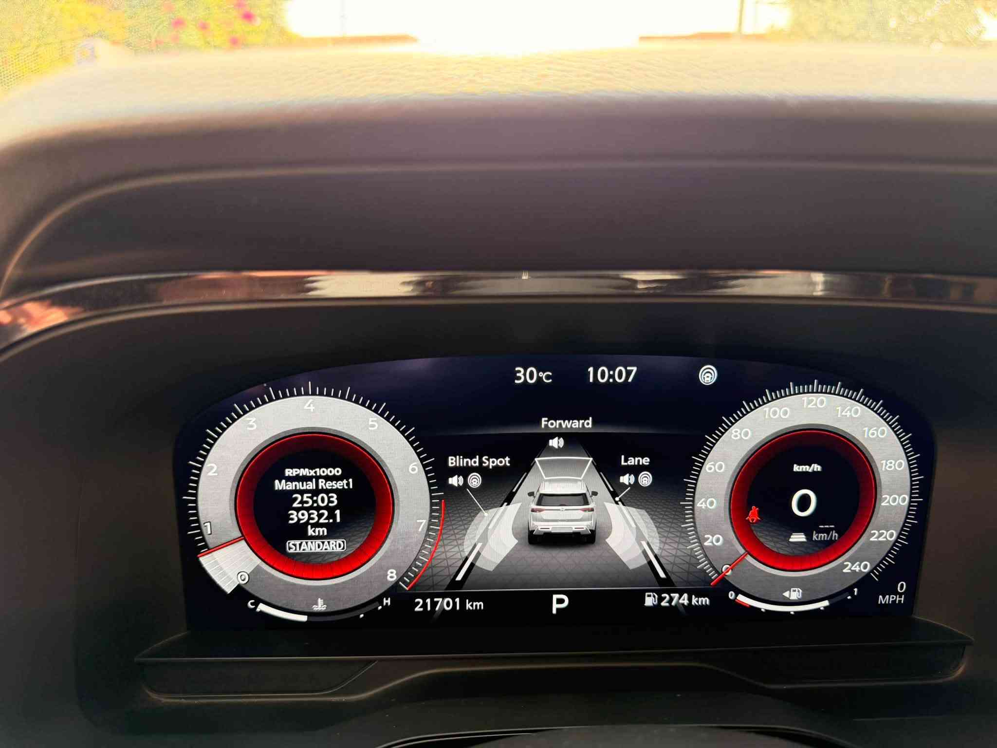 السلام عليكم
Nissan pathfinder platinum 2024

اللون : سمنتي 

الحادث : قطعة واحدة بونيد مبدل نفس اللون من الشركة فقط بدون ارباك ، بدون صبغ ، بدون 

عدد الاميال : 21000 kilometers

المكان : اربيل / الموصل

المحرك : cylinders 6  3.5 L

المواصفات : 

* قوة 284 حصان / عزم دوران 259 رطل-قدم

* ناقل حركة أوتوماتيكي 9 سرعات

* نظام المساعدة على صعود المرتفعات

* عجلات ألمنيوم رياضية قياس 20 بوصة بتشطيب آلي

* إطارات لجميع المواسم بمقاس P255/50R20

* فتحة سقف بانورامية

* باب خلفي كهربائي يعمل بدون استخدام اليدين مع مستشعر للحركة

* مرايا خارجية قابلة للطي كهربائياً

* مرايا خارجية قابلة للإمالة إلى الأسفل عند الرجوع للخلف

* تطعيمات جانبية خارجية من الكروم

* ماسحات زجاج أمامي مستشعرة للمطر

* مصابيح أمامية LED مع مصابيح نهارية LED

* مصابيح أمامية ذكية تعمل تلقائياً

* مقاعد أمامية مدفأة ومهوّاة

* مقاعد الصف الثاني الخارجية مدفأة

* عمود توجيه قابل للتعديل كهربائياً في الارتفاع والعمق

* ذاكرة لوضعية:

    * مقعد السائق

    * عجلة القيادة

    * المرايا الخارجية

* إضاءة داخلية محيطية

* لوحة عدادات رقمية بالكامل قياس 12.3 بوصة

* شاشة عرض المعلومات على الزجاج الأمامي (Head-Up Display)

* شاشة NissanConnect تعمل باللمس قياس 9 بوصات

* نظام ملاحة مدمج مع خدمة المعلومات المرورية المميزة

* Apple CarPlay لاسلكي

* Android Auto

* شاحن لاسلكي للهاتف

* نظام صوتي فاخر من Bose

* نظام صوتي مكوّن من 13 مكبراً، بما في ذلك مكبرا صوت مزدوجا المحرك

* 4 منافذ USB-A + منفذا USB-C

* نقطة اتصال Wi-Fi

* نظام ProPILOT Assist مع Navi-link

* نظام تثبيت السرعة الذكي

* نظام التحذير الذكي من الاصطدام الأمامي

* نظام الكبح التلقائي في حالات الطوارئ مع اكتشاف المشاة

* نظام التدخل الذكي للمحافظة على المسار

* نظام التدخل الذكي في النقطة العمياء

* نظام التحذير من النقطة العمياء

* نظام التنبيه من حركة المرور الخلفية

* شاشة الرؤية الشاملة الذكية (كاميرا 360 درجة)

* حساسات ركن أمامية وخلفية

* نظام الكبح التلقائي عند الرجوع للخلف

* نظام التعرف على إشارات المرور

* نظام المساعدة على الضوء العالي

* نظام التنبيه الذكي للسائق

* نظام تثبيت المكابح تلقائياً عند التوقف (Automatic Brake Hold)

* نظام التحكم في تمايل المقطورة

* مصابيح ضباب
رقم الشاصي : 5N1DR3DG0RC254783
رقم التواصل : *********** 

السعر : 345$ وبيها مجال للجادين
