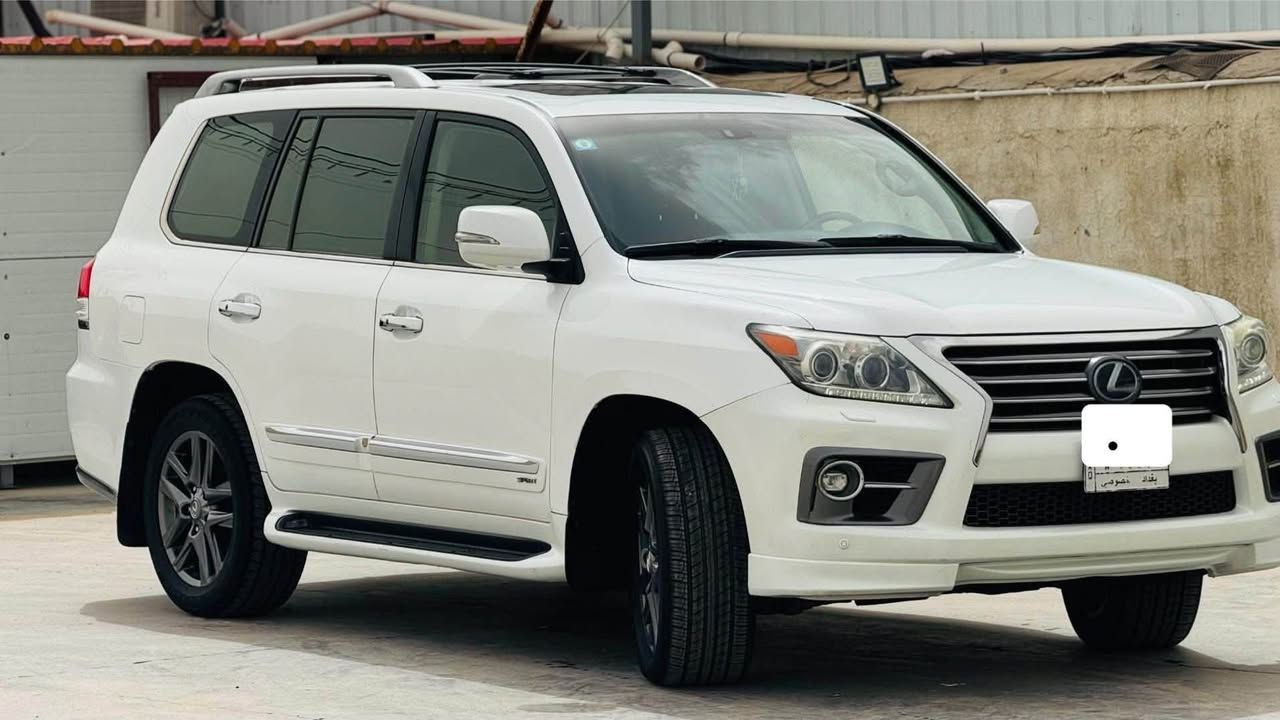 لكزز 2015
فول سيورت  LX570  S  
ماشيه  200 ألف  
محرك V8 سعة 5.7 لتر  
قوة 362 حصان  
كير  أوتوماتيك 8 سرعات  
خزان وقود كبير مناسب للسفر  
فئة S سبورت:
كت رياضي خارجي  
شبك وصدامات مميزة 
جلد فاخر تبريد وتسخين أمامي وخلفي  
تحكم كهربائي للمقاعد + ذاكرة  
فتحة سقف  
ثلاجة Cool Box  
شاشة كبيرة + شاشات خلفية  
نظام صوتي فاخر  
كاميرات 360  
حساسات أمامية وخلفية  
تشغيل بصمة ودخول ذكي  
أنظمة الأمان:
مانع انزلاق  
المحافظة على المسار  
مثبت سرعة ذكي  
وسائد هوائية متعددة  
السيارة نظيفة جداً وجاهزة للفحص  
رقم راعيها
***********
